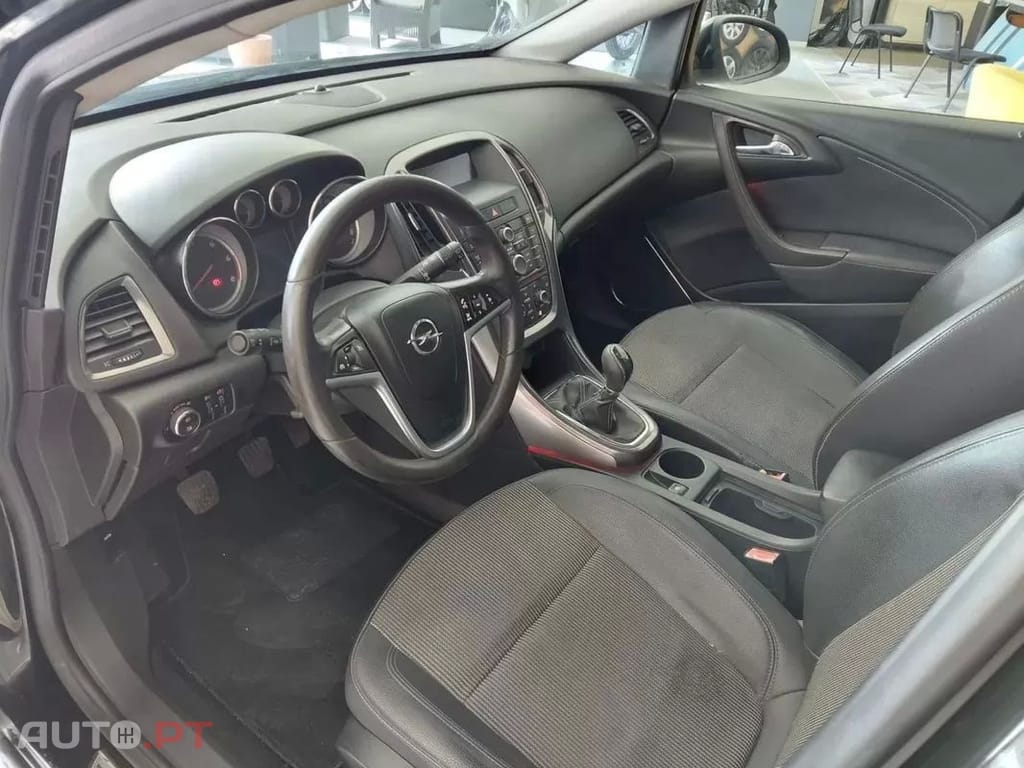 Opel Astra 1.7 CDTi Edition — fotografia 8