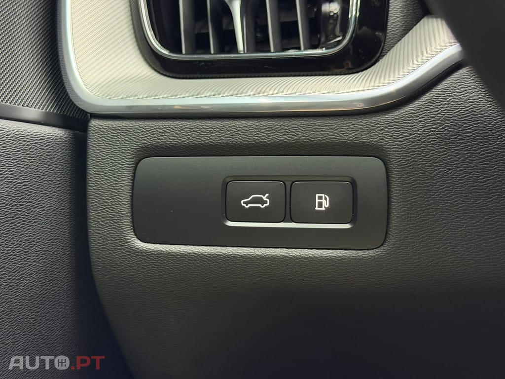 Volvo XC 60 2.0 T6 PHEV Black Edition AWD — fotografia 32