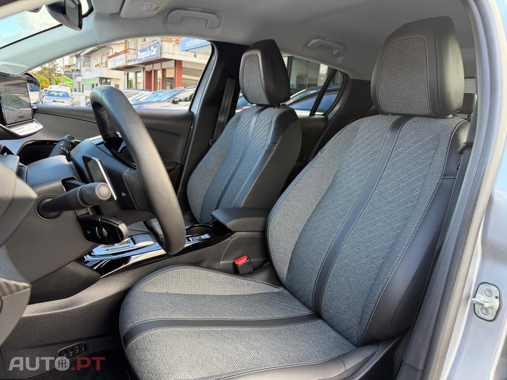 Peugeot 208 1.2 Hybrid Allure e-DCS6
