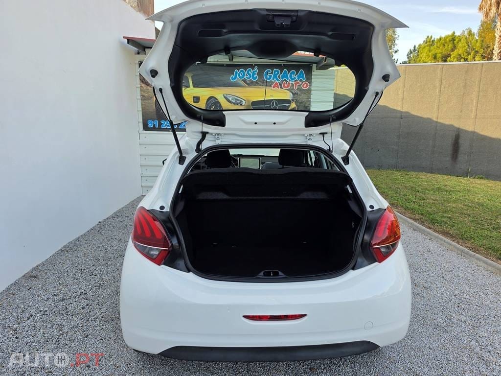 Peugeot 208 1.2i 68Cv Life