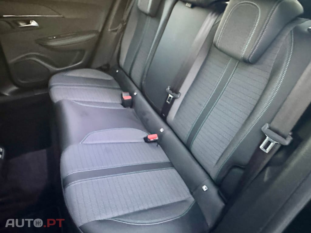 Peugeot E-2008 50 kWh Allure Pack - IVA Dedutivel !!!