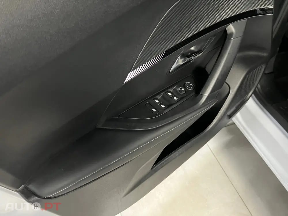 Peugeot 2008 1.2 Hybrid Allure e-DCS6