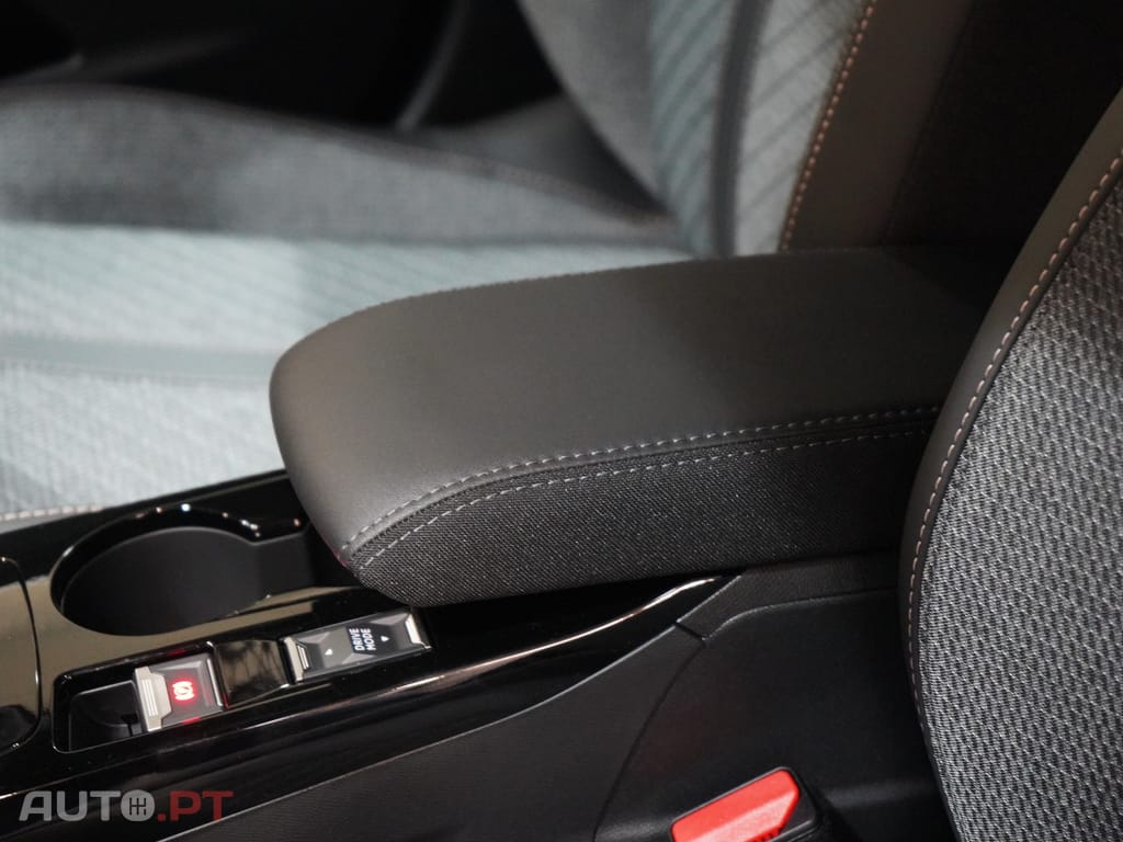 Peugeot 2008 1.2 Hybrid Allure e-DCS6