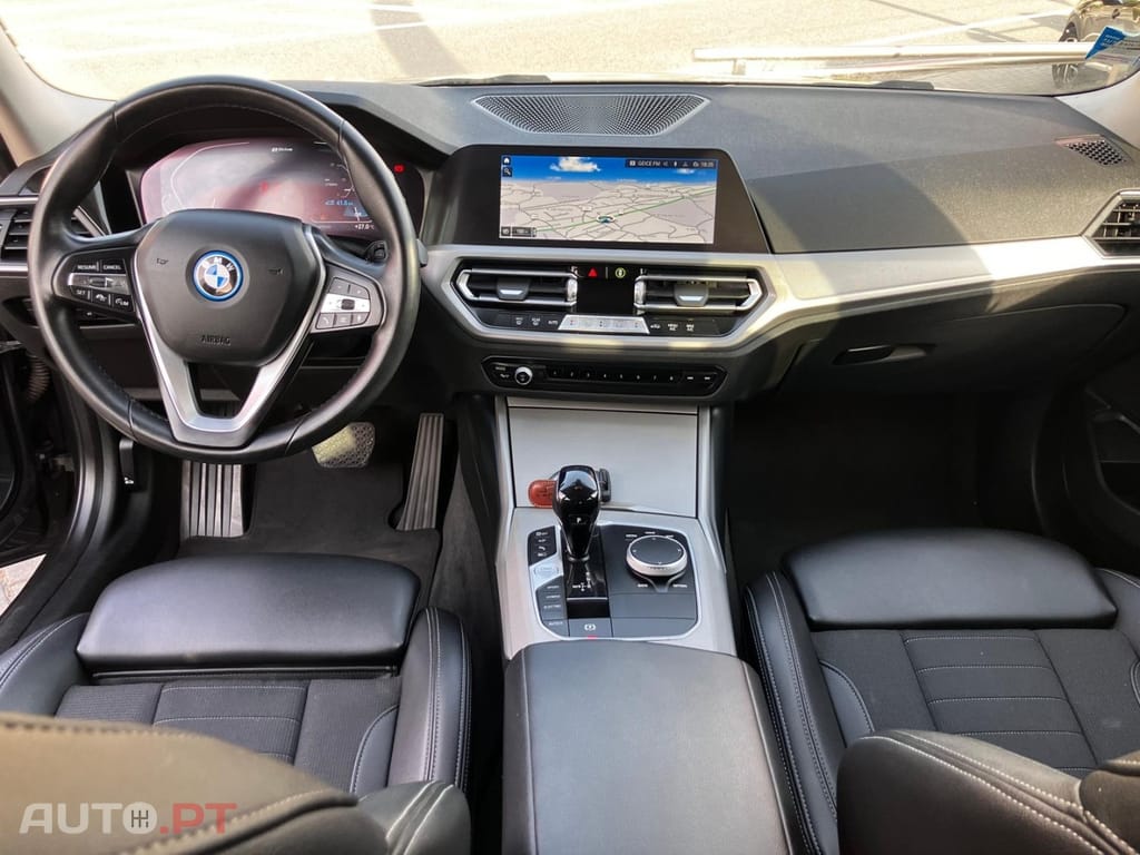 BMW 330 e Touring Auto