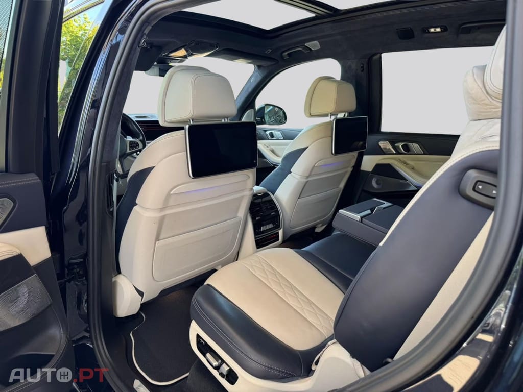 BMW X7 M50i