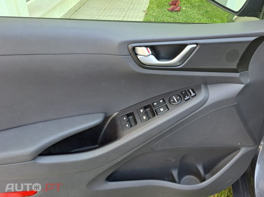 Hyundai Ioniq 5 1.6 GDI HEV (híbrido gasolina + elétrico) Potência combinada de 141 cv