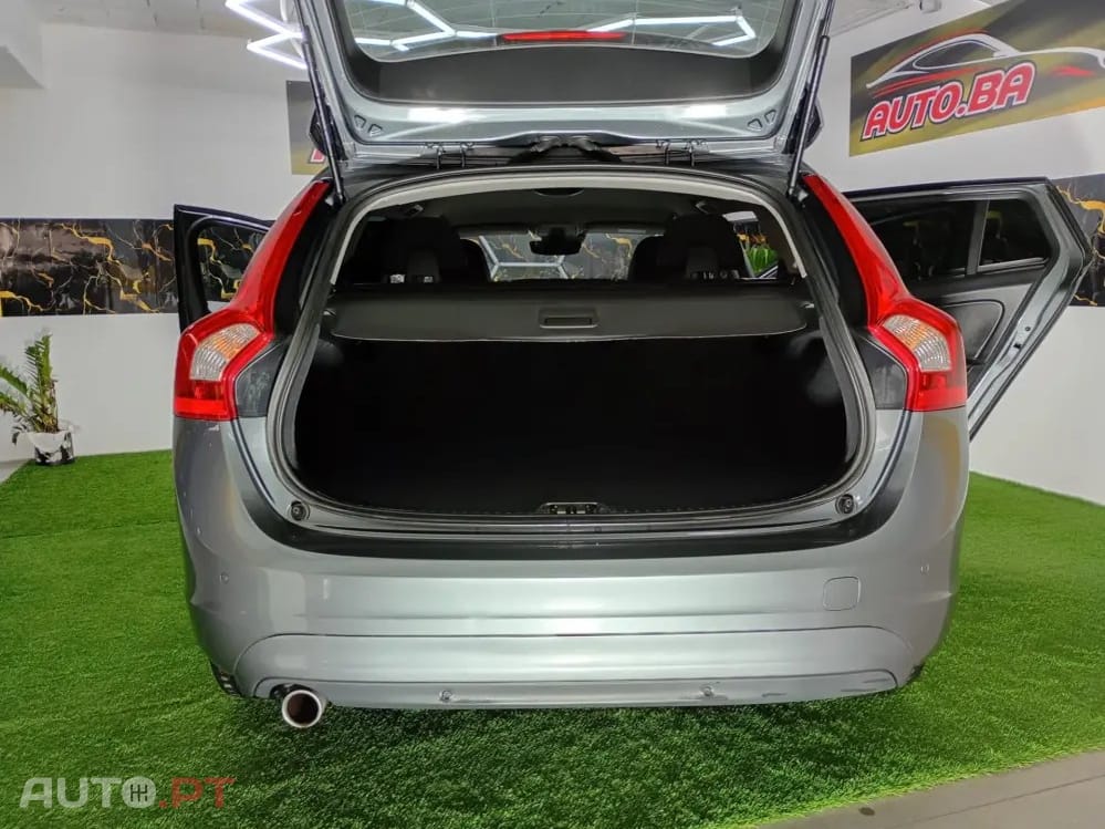 Volvo V60 2.0 D2 R-Design Momentum