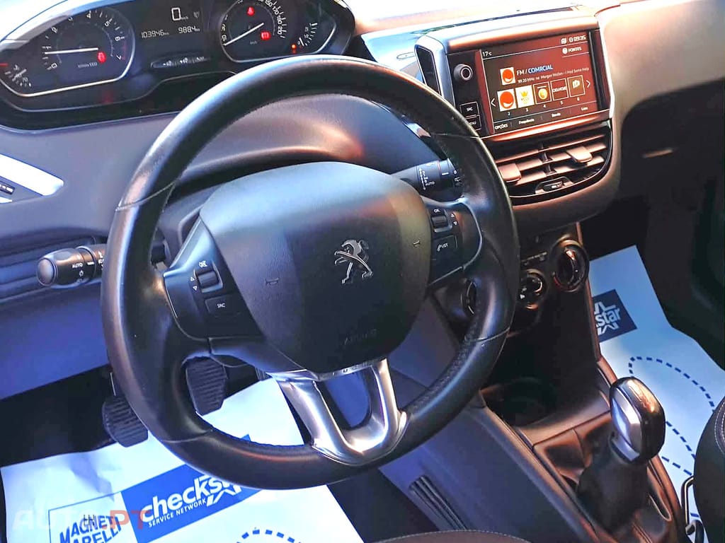 Peugeot 208 1.2 PureTech Signature 82 cv–Nacional