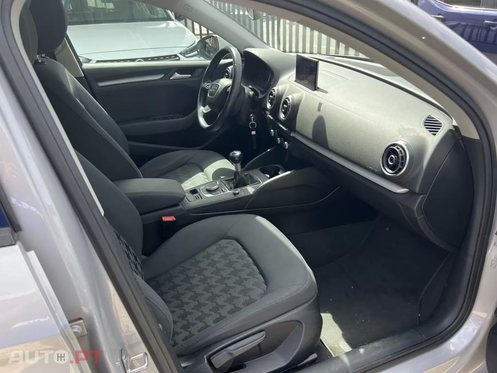 Audi A3 1.6 TDI (clean diesel) Ambiente — fotografia 16