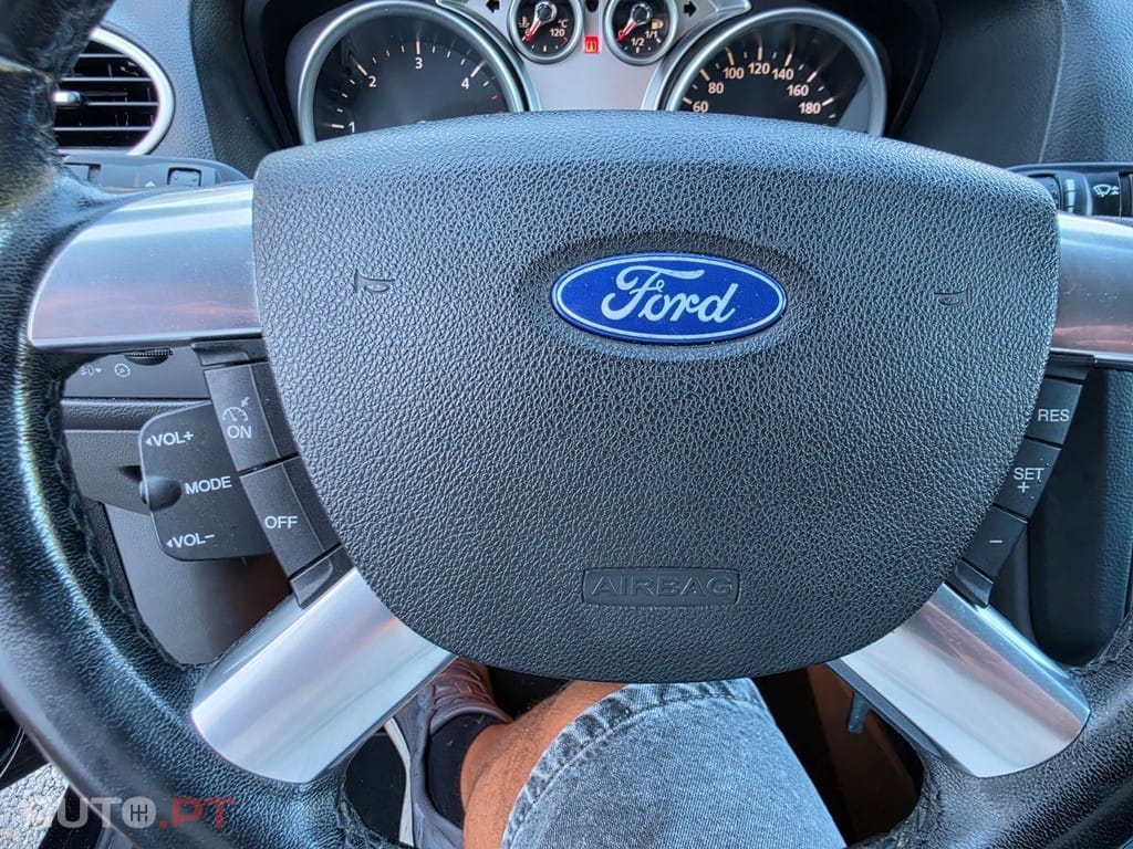 Ford Focus SW 1.6 TDCi Ghia — fotografia 13