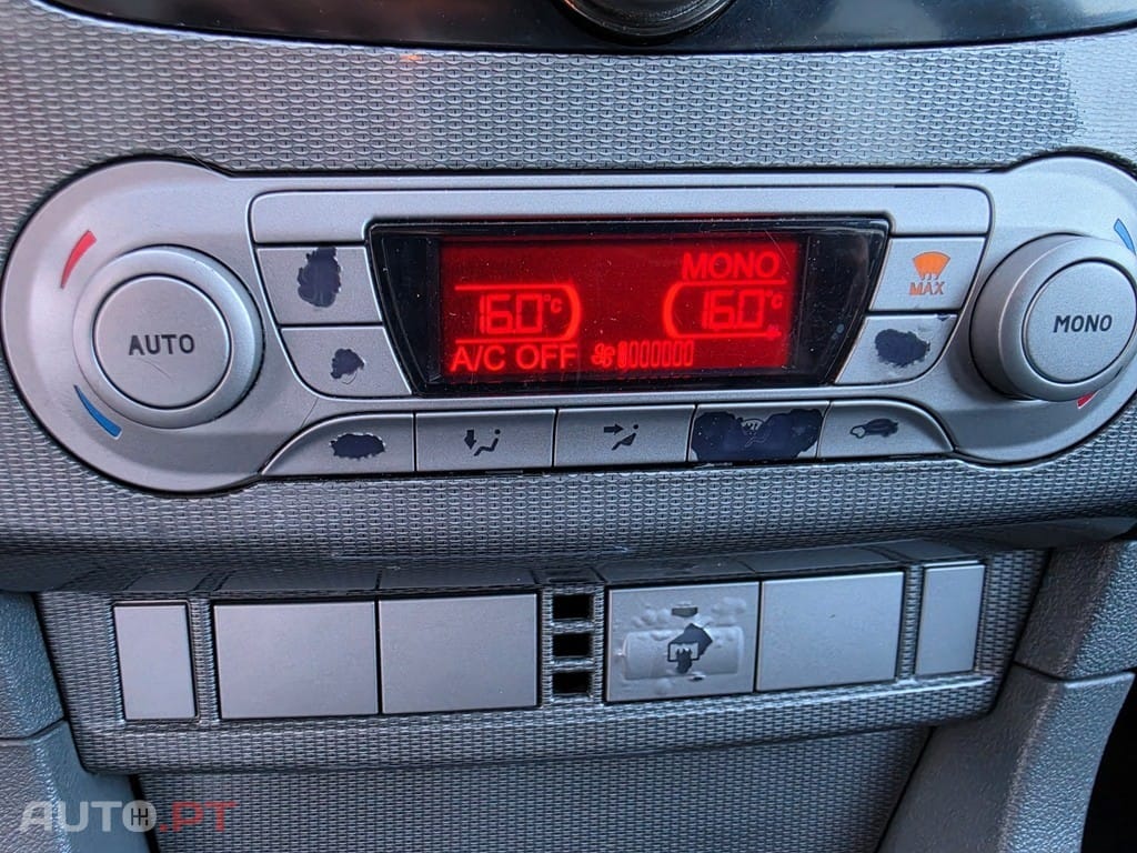 Ford Focus SW 1.6 TDCi Ghia — fotografia 11