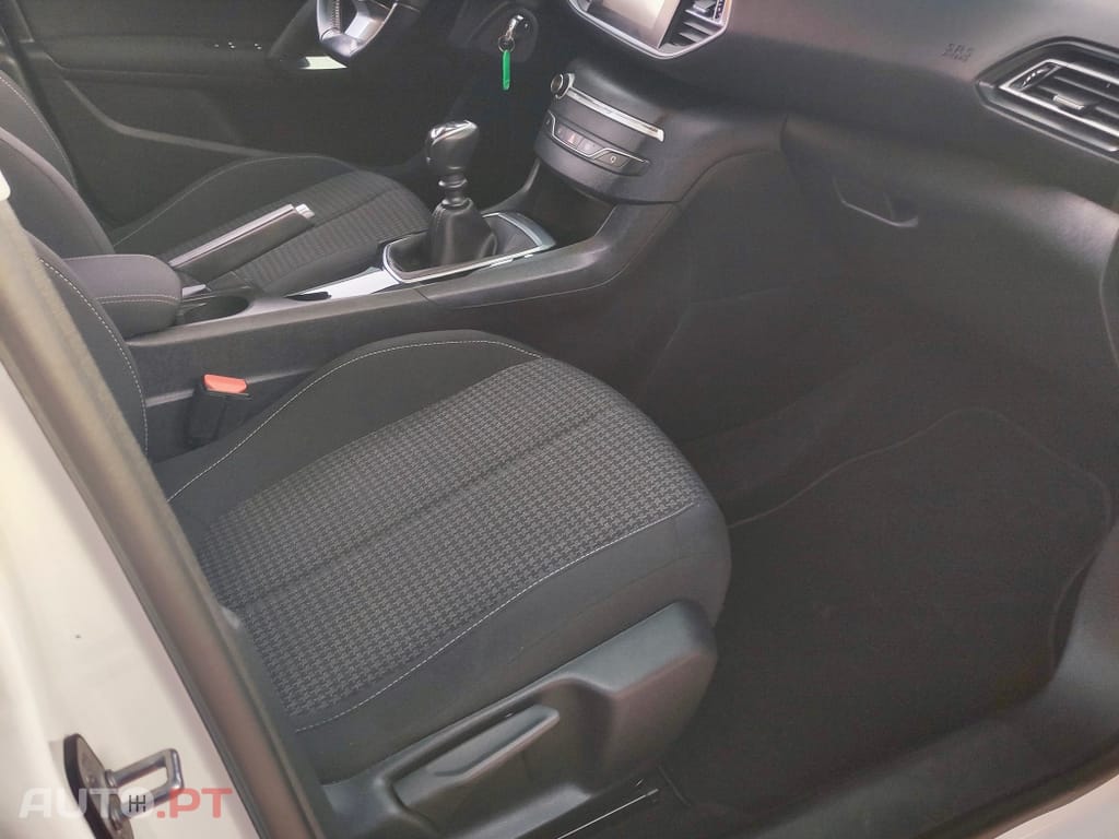 Peugeot 308 1.5 BlueHDi Business Line