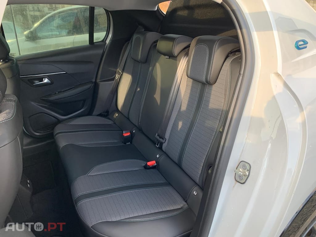 Peugeot E-208 50 kWh Allure Pack