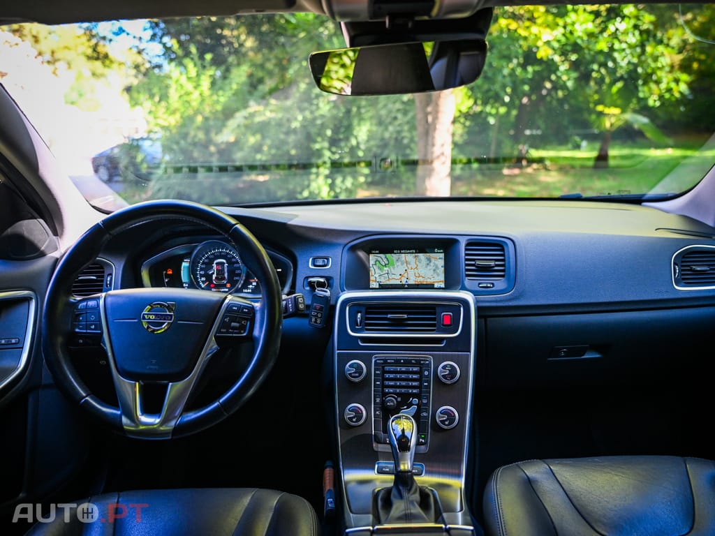 Volvo V60 2.4 D6 R-Design Momentum AWD Phev