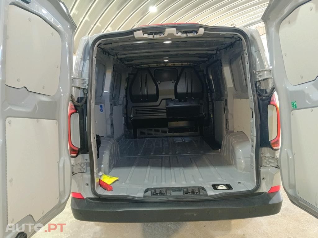 Volkswagen Transporter T7 Cargo 2.0 TDI L1H1