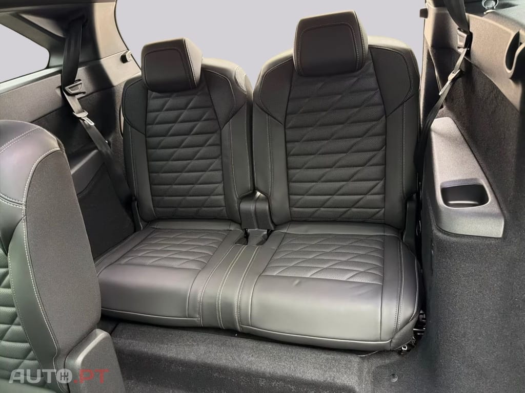 Peugeot E-5008 Long Range AWD I.V.A DEDUTIVEL 