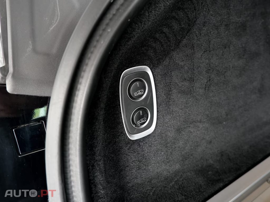 Aston Martin DBX 4.0 V8