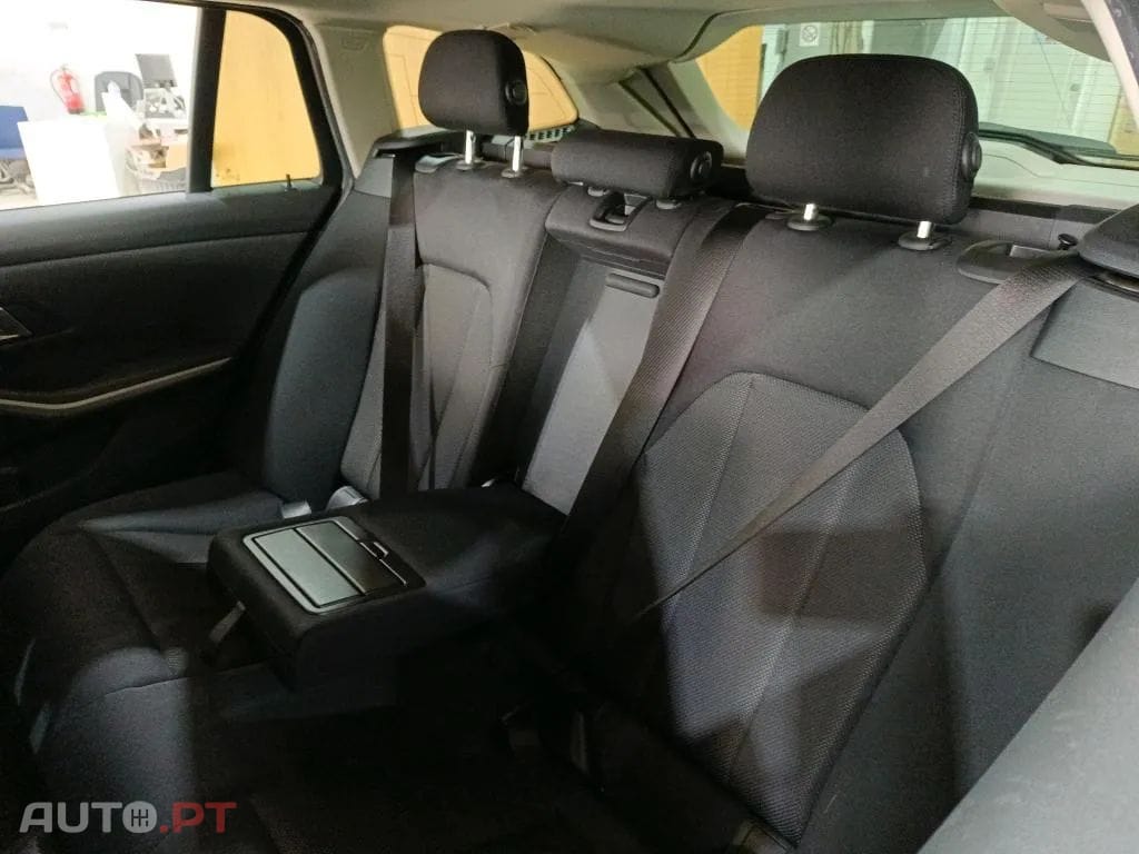 BMW 330 e Touring Auto