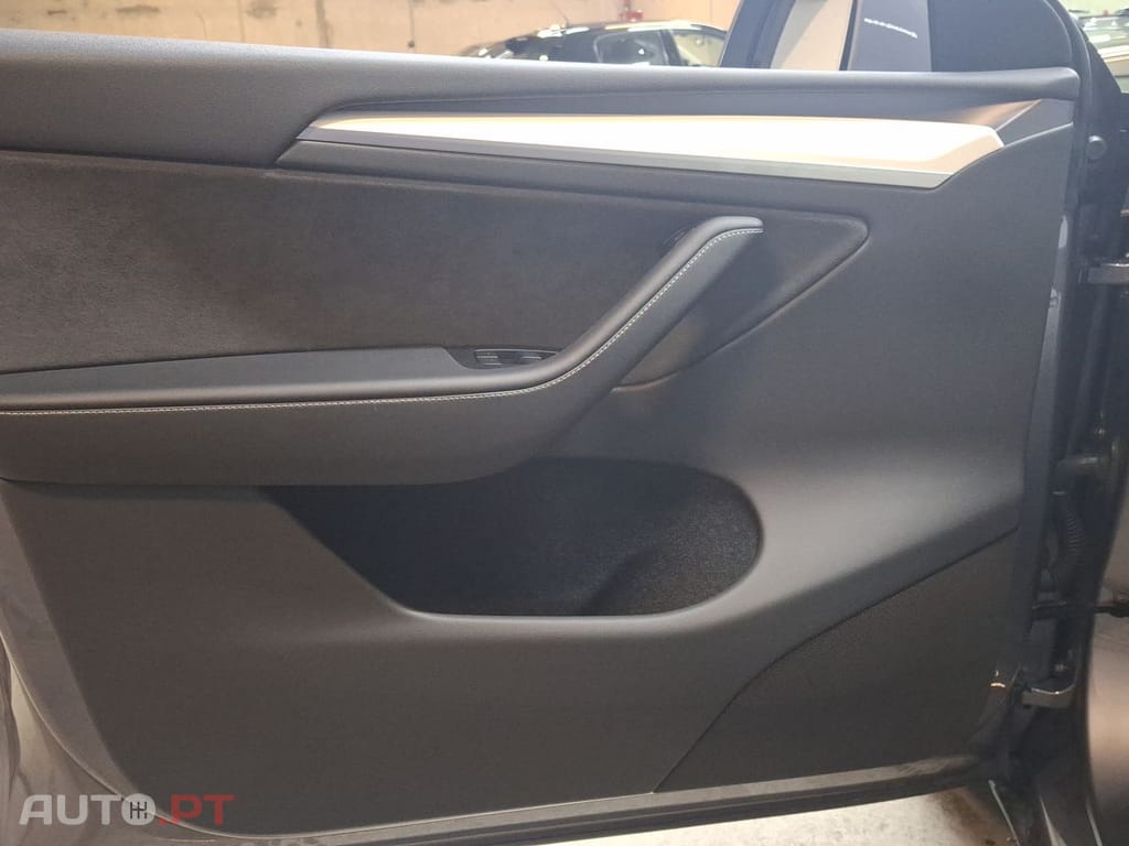 Tesla Model Y Long-Range RWD