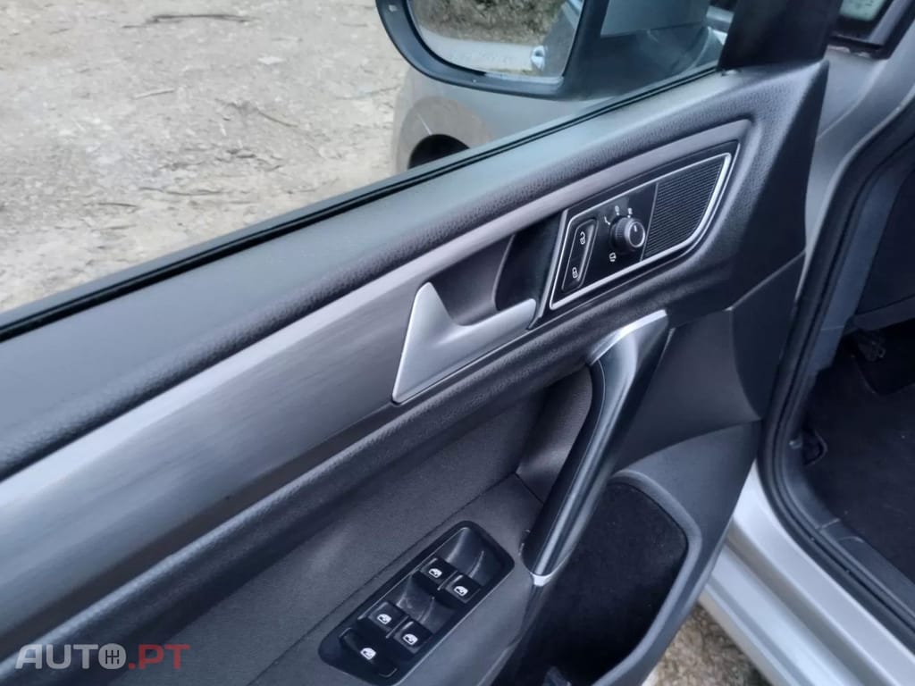 Volkswagen Golf 1.6 TDI Confortline — fotografia 21