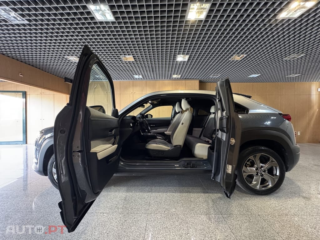 Mazda MX-30 e-SKYACTIV Advantage+Modern Confidence