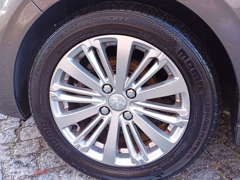 Peugeot 208 1.2 PureTech Signature 82 cv–Nacional