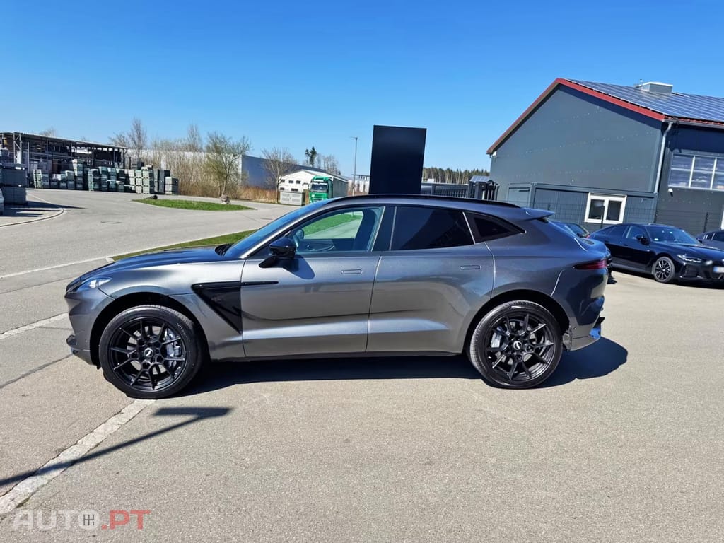 Aston Martin DBX 4.0 V8