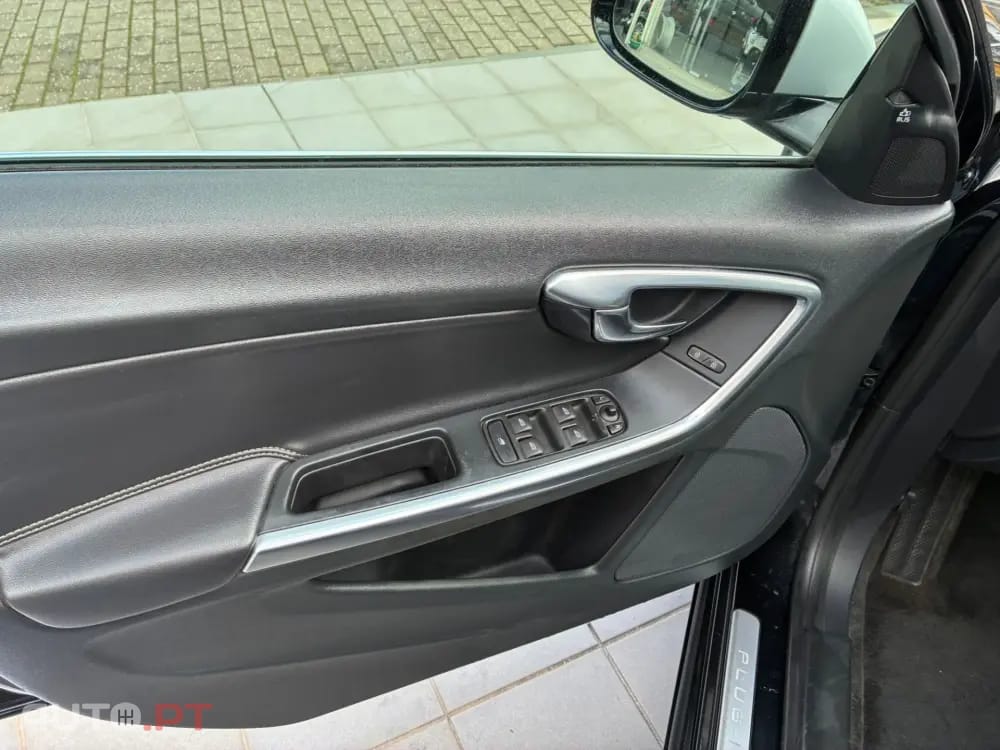 Volvo V60 2.4 D6 R-Design Momentum AWD Phev