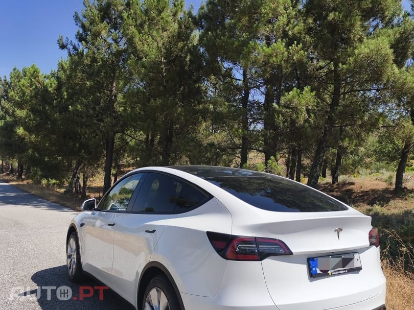 Tesla Model Y SR RWD — fotografia 4