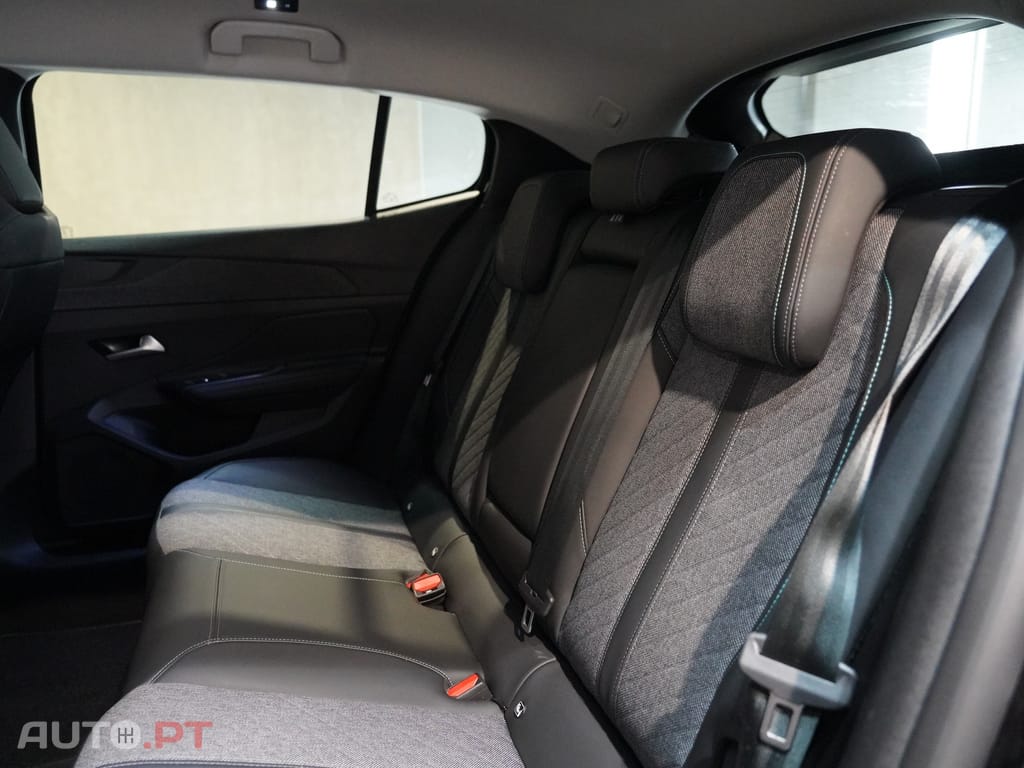 Peugeot 408 1.2 PureTech Allure EAT8