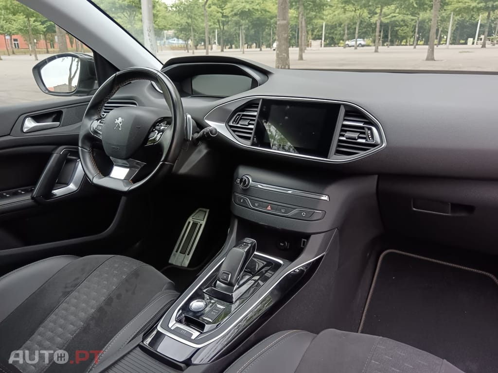 Peugeot 308 1.2 PureTech S&S Road Trip EAT8