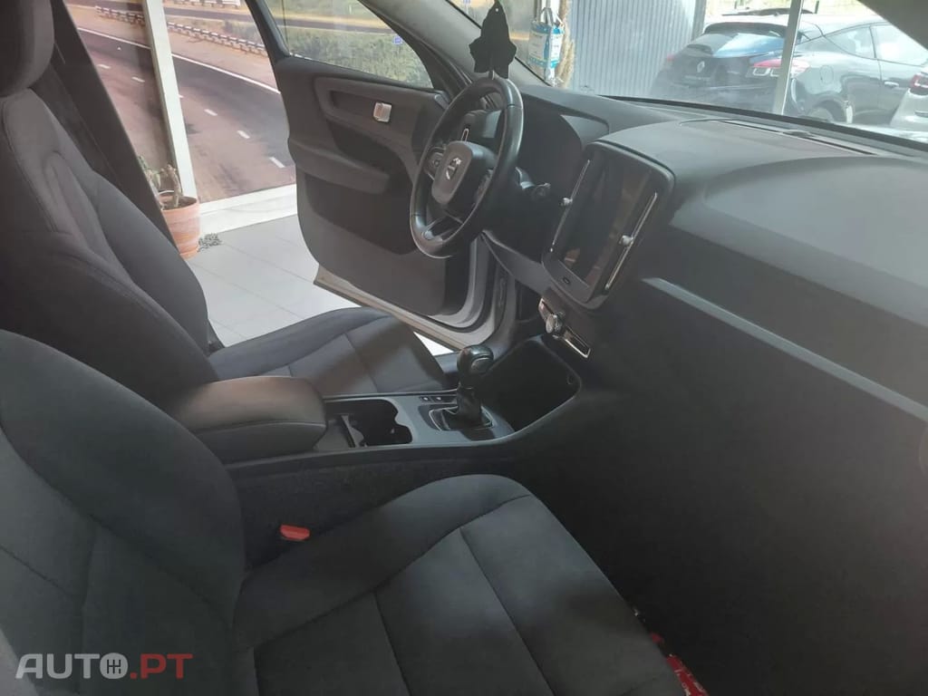 Volvo XC40 1.5 T3 Momentum Tech Edition