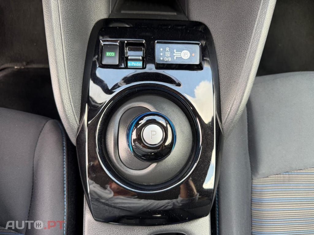 Nissan Leaf N-Connecta Two Tone