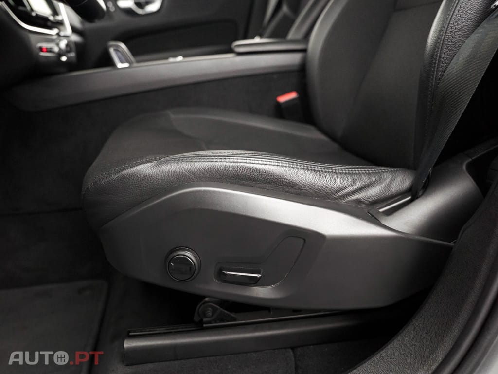Volvo XC60 2.0 T8 PHEV Momentum Plus AWD