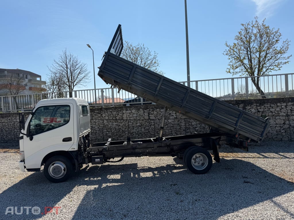 Toyota Dyna M D4-D 3LUG Tri-Basculante Nacional