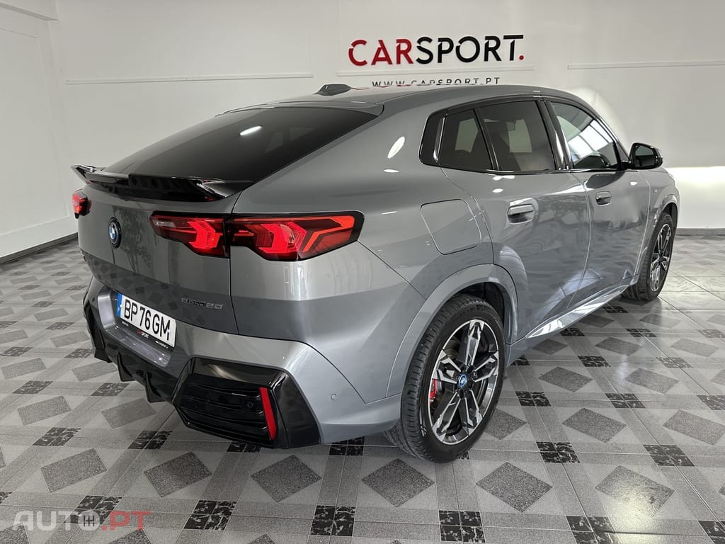 BMW iX2 eDrive20 Pack Desportivo M