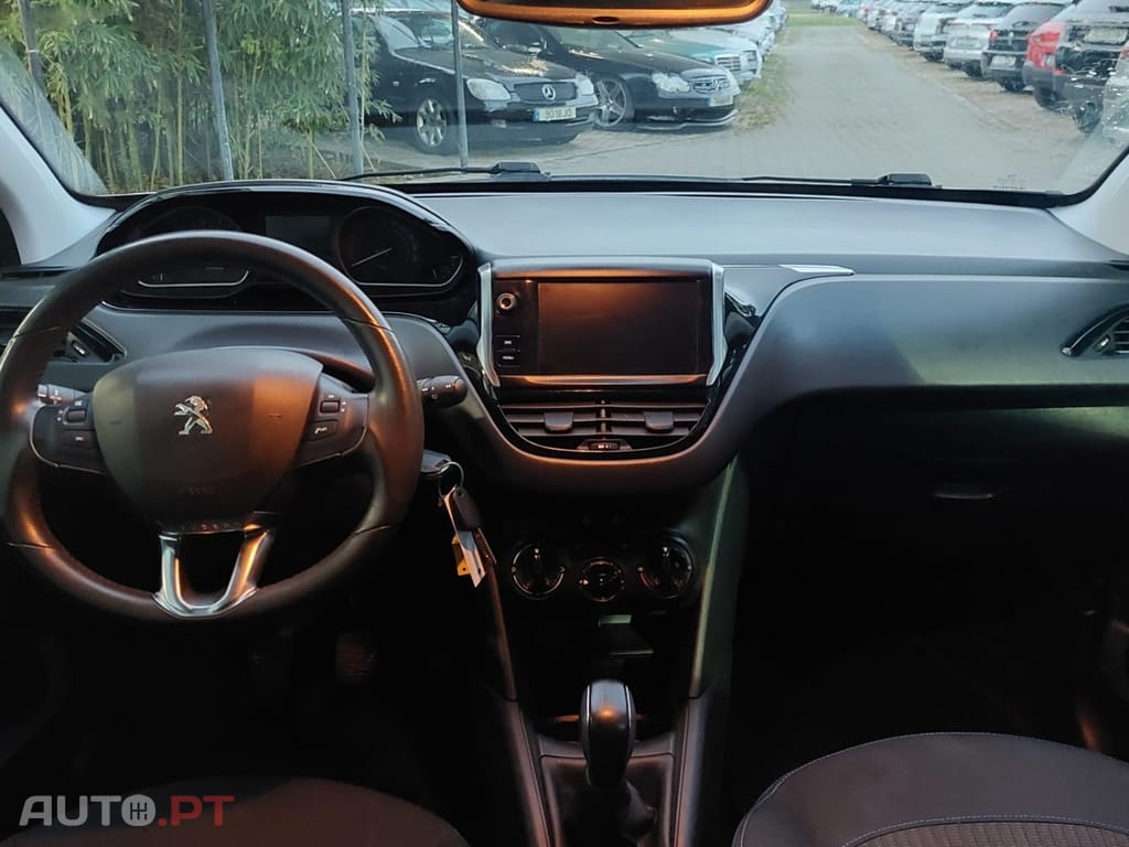 Peugeot 208 1.2 PureTech Signature