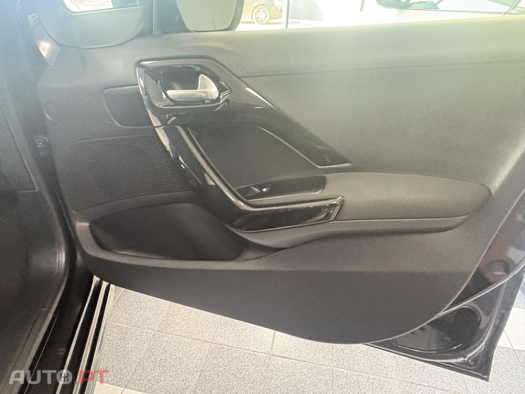 Peugeot 208 1.2 PureTech Signature