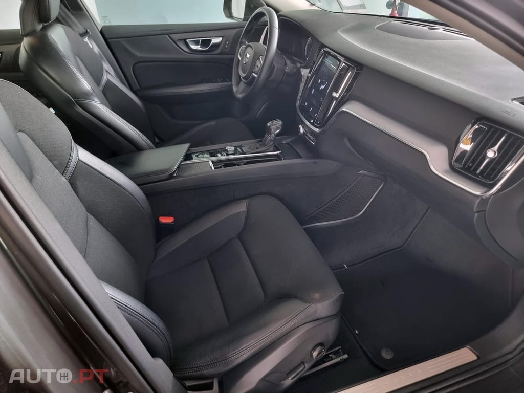 Volvo V60 2.0 T4 Momentum Plus