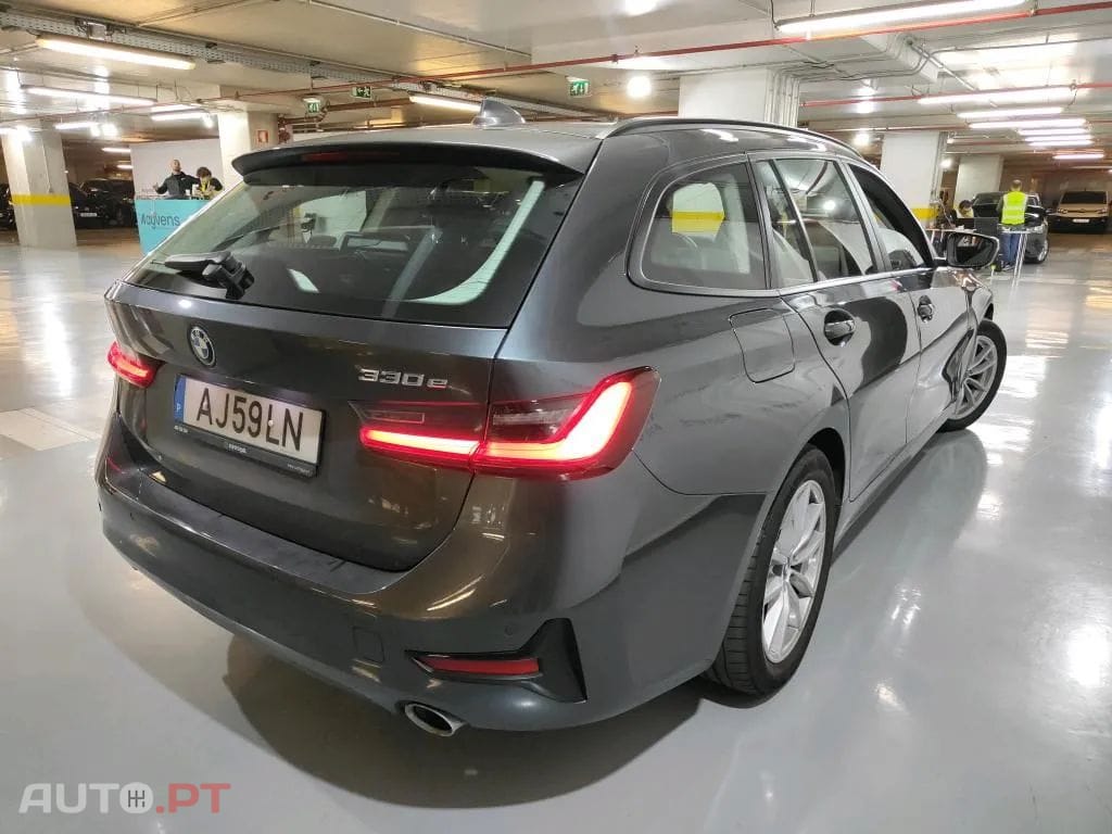 BMW 330 e Touring Auto