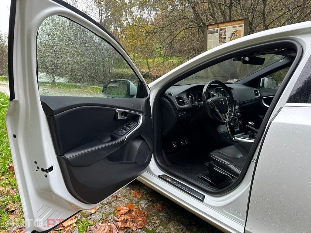 Volvo V40 2.0 D3 R-Design