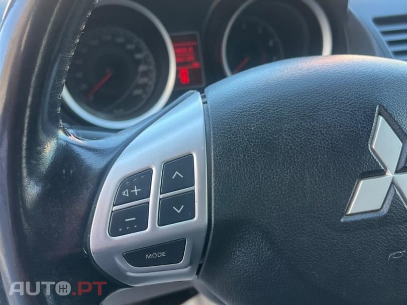 Mitsubishi Lancer 1.5 Invite — fotografia 11