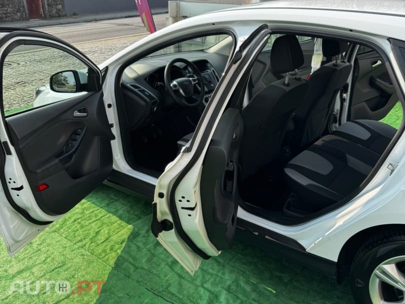 Ford Focus 1.0 EcoBoost S&S Champions Edition — fotografia 10