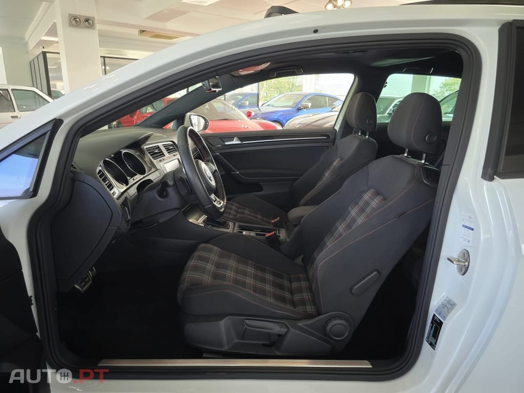 Volkswagen Golf 2.0 TSI GTI DSG