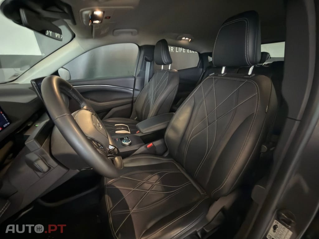 Ford Mustang Mach-E 75.7 kWh Base