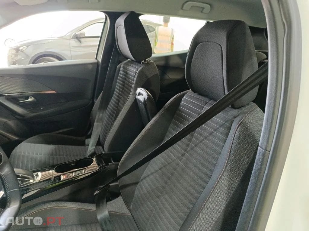 Peugeot E-2008 50 kWh Active Pack