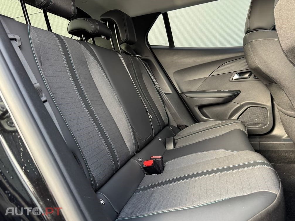 Peugeot E-2008 50 kWh Allure