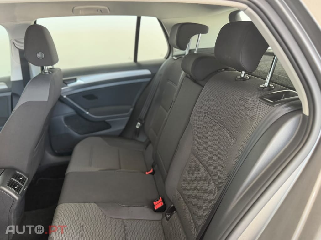 Volkswagen Golf 1.6 TDi Confortline DSG