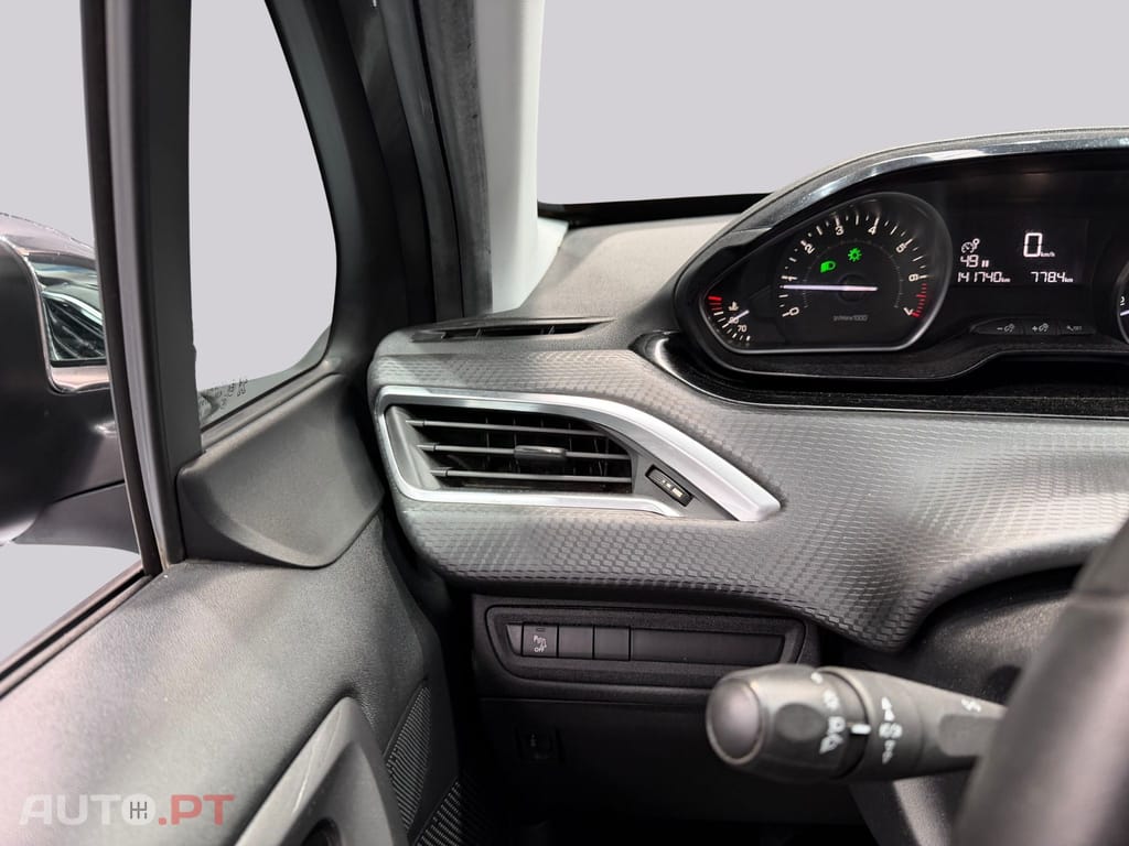 Peugeot 2008 1.2 e-VTi Style