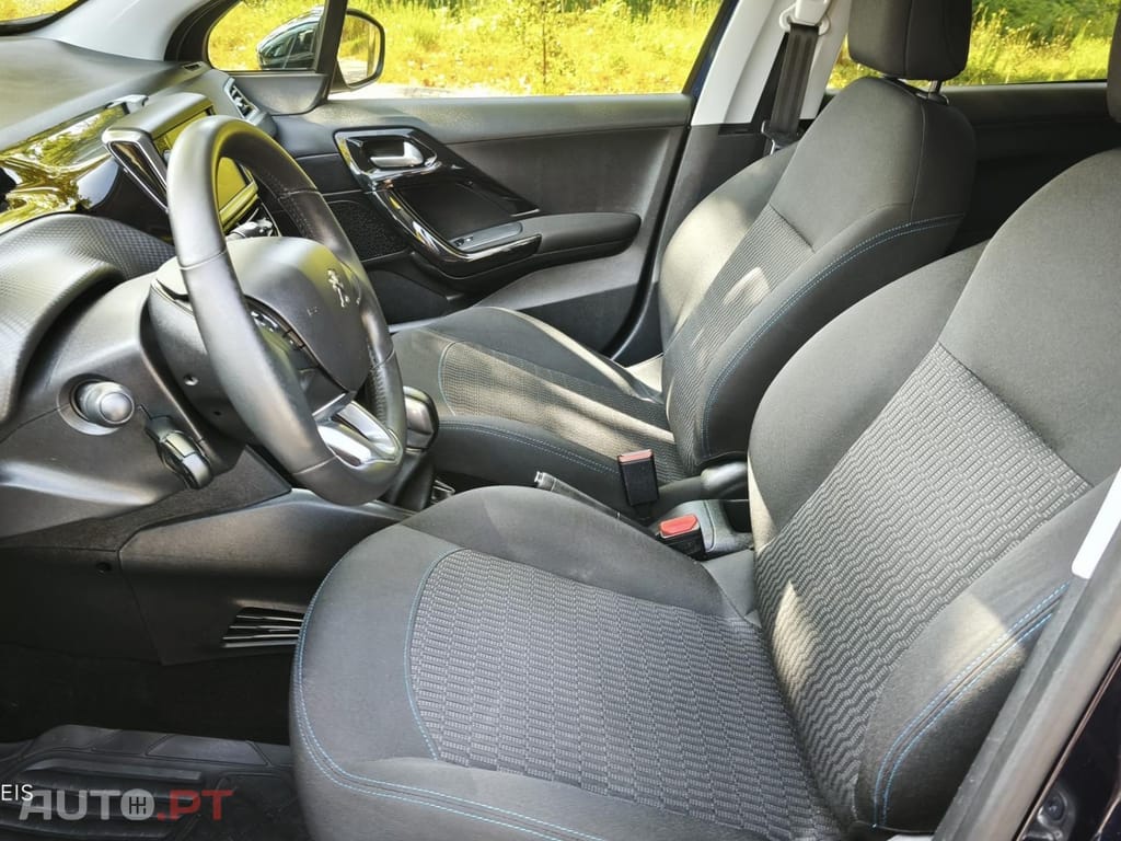 Peugeot 208 PureTech 82 Stop & Start Signature